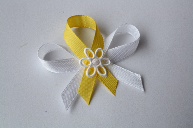 23-svatební vývazek bílo-žlutý s bílou kytičkou
