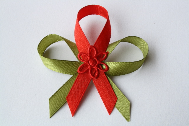 427-svatební vývazek olivově zeleno-červený s červenou kytičkou