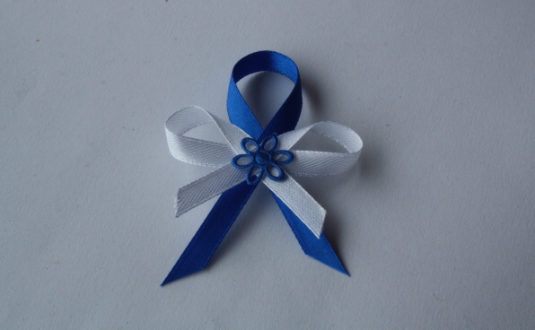 545-svatební vývazek bílo-modrý s modrou kytičkou