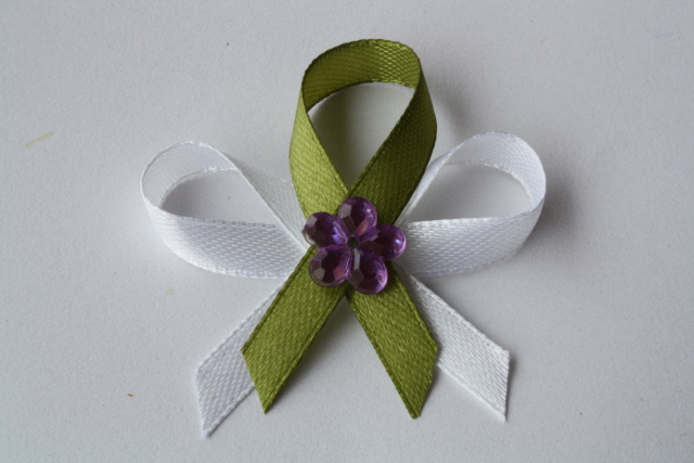 1-svatební vývazek bílo-olivově zelený s fialovou korálkovou kytičkou