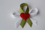 10-svatební vývazek bílo-olivově zelený s červeným srdíčkem