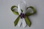 114-svatební vývazek olivově zeleno-bílý s fialovou korálkovou kytičkou
