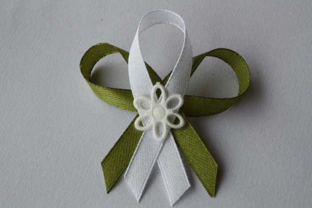 115-svatební vývazek olivově zeleno-bílý s krémovou kytičkou