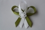116-svatební vývazek olivově zeleno-bílý s bílou kytičkou