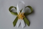 119-svatební vývazek olivově zeleno-bílý se žlutou kytičkou