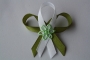 121-svatební vývazek olivově zeleno-bílý se světle zelenou kytičkou