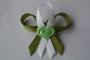 122-svatební vývazek olivově zeleno-bílý se světle zeleným srdíčkem