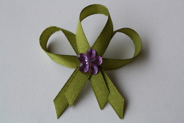 187-svatební vývazek olivově zelený s fialovou korálkovou kytičkou