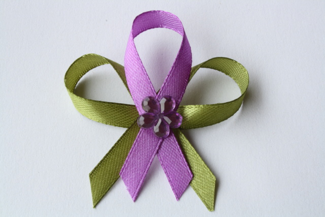 382-svatební vývazek olivově zeleno-fialový s fialovou korálkovou kytičkou