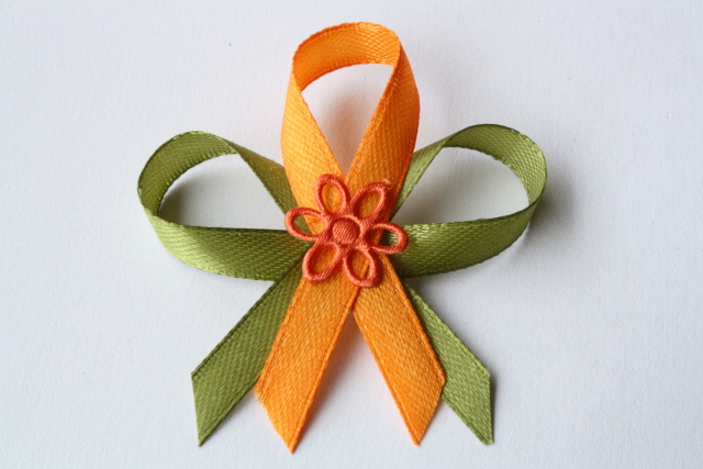 418-svatební vývazek olivově zeleno-oranžový s oranžovou kytičkou