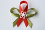 423-svatební vývazek olivově zeleno-červený s bílou kytičkou