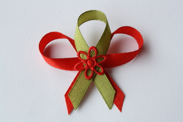 517-svatební vývazek červeno-olivově zelený s červenou kytičkou