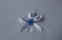 546-svatební vývazek bílo-bílý s modrou kytičkou