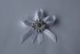 547-svatební vývazek bílo-bílý se stříbrnou kytičkou