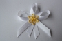 87-svatební vývazek bílo-bílý se žlutou kytičkou