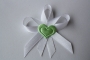 90-svatební vývazek bílo-bílý se světle zeleným srdíčkem
